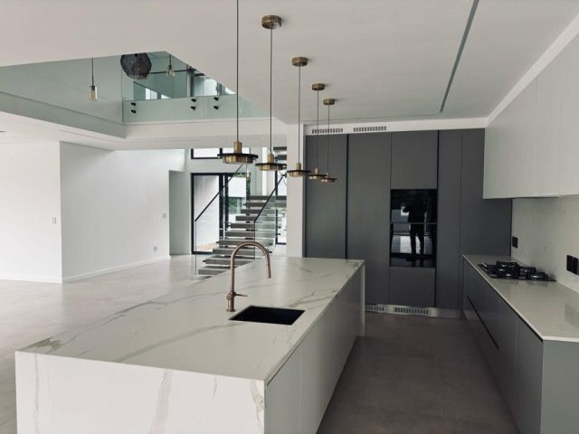 Luxury kitchen with marble surfaces Aksium Projects