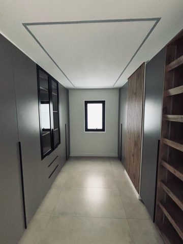 Room with wood shelves Aksium Projects