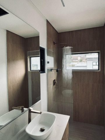 Luxury shower with basin Aksium Projects