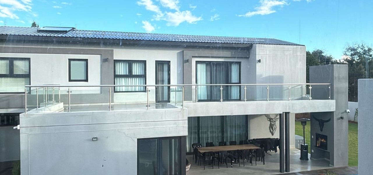 Double storey house with glass railing Aksium Projects