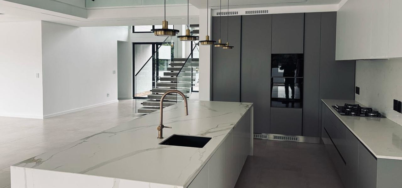 Luxury kitchen with marble surfaces Aksium Projects